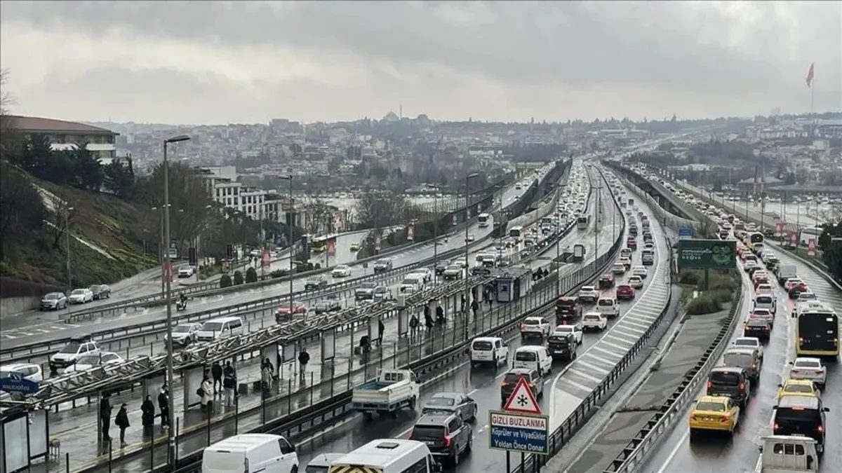 İstanbul'da trafik yoğunluğu yağışlar nedeniyle arttı