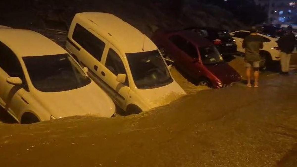 Ankara'da Sel Nedeniyle Yol Çöktü, Araçlar Hasar Gördü