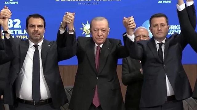 Belediye Başkanları AK Parti'ye Katıldı, Erdoğan Rozetleri Taktı