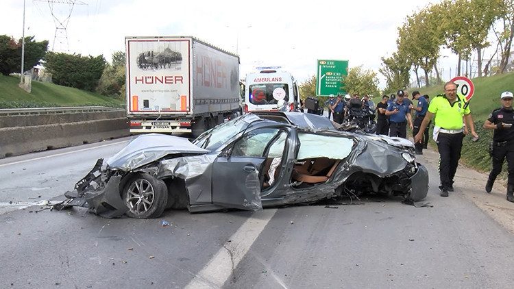 İstanbul'da feci kaza: Takla atan araçtan yola fırlayan sürücü yaralandı