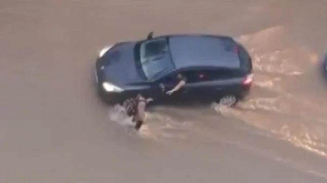 Sultanbeyli’de yağmur suyunda sürüklenen çocuğa sürücü yardım etti