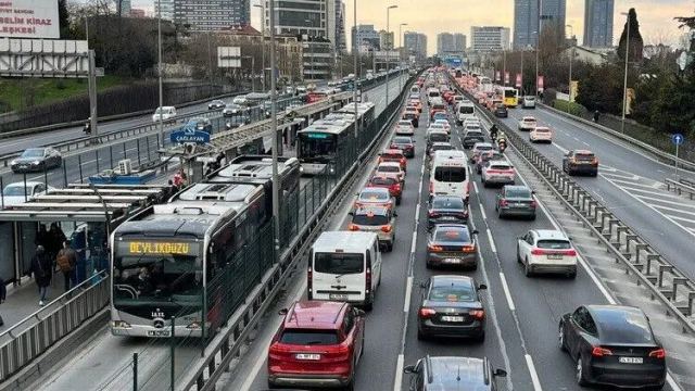 İstanbul'da Yağışla Birlikte Trafik Yoğunluğu Yüzde 71'e Ulaştı