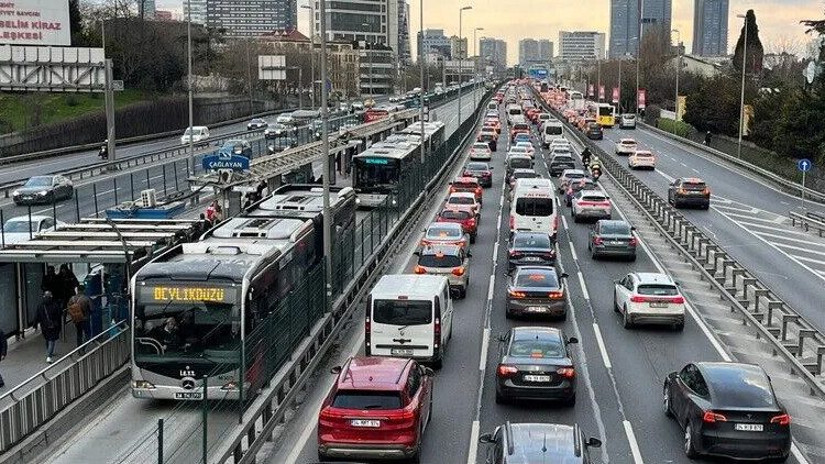 İstanbul'da Yağışla Birlikte Trafik Yoğunluğu Yüzde 71'e Ulaştı