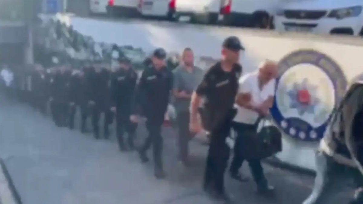 İstanbul'da Sahte Belgelerle Türk Vatandaşlığı Operasyonu: 33 Tutuklama