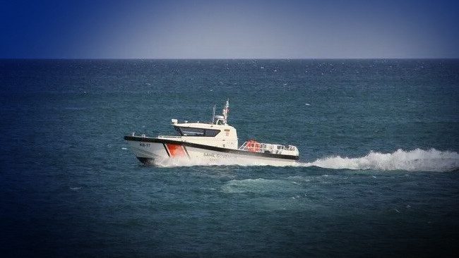 Balıkesir'de Yelkenli Tekne Karaya Oturdu, İki Kişi Kurtarıldı