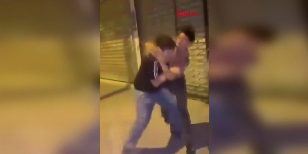 Küçükçekmece'de iki kişi arasında kavga kameraya yansıdı