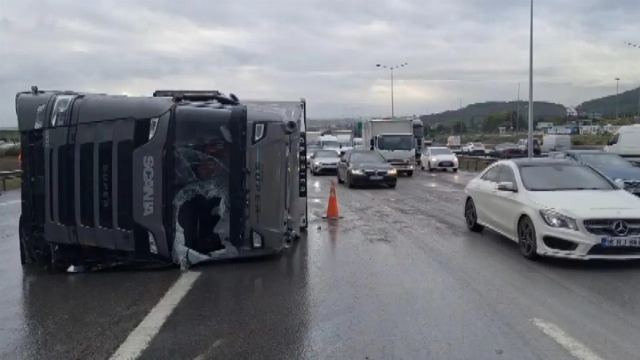 İstanbul'da Sağanak Yağış Trafik Yoğunluğuna Neden Oldu