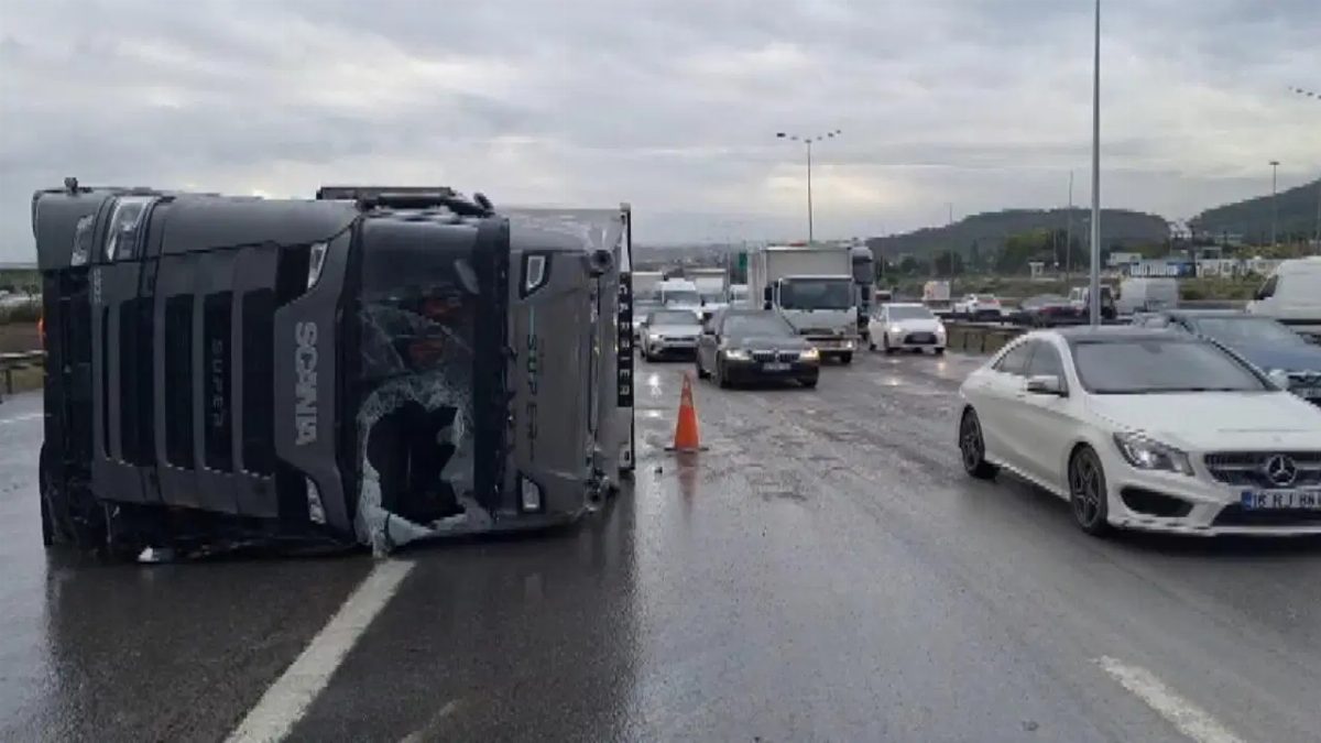 İstanbul'da Sağanak Yağış Trafik Yoğunluğuna Neden Oldu