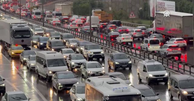 İstanbul'da yağmur nedeniyle trafik yoğunluğu yüzde 89'a ulaştı