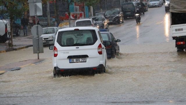 Sakarya'da Sağanak Yağış Yolları Kapadı, Evleri Su Bastı