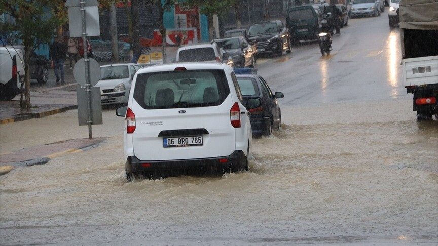 Sakarya'da Sağanak Yağış Yolları Kapadı, Evleri Su Bastı