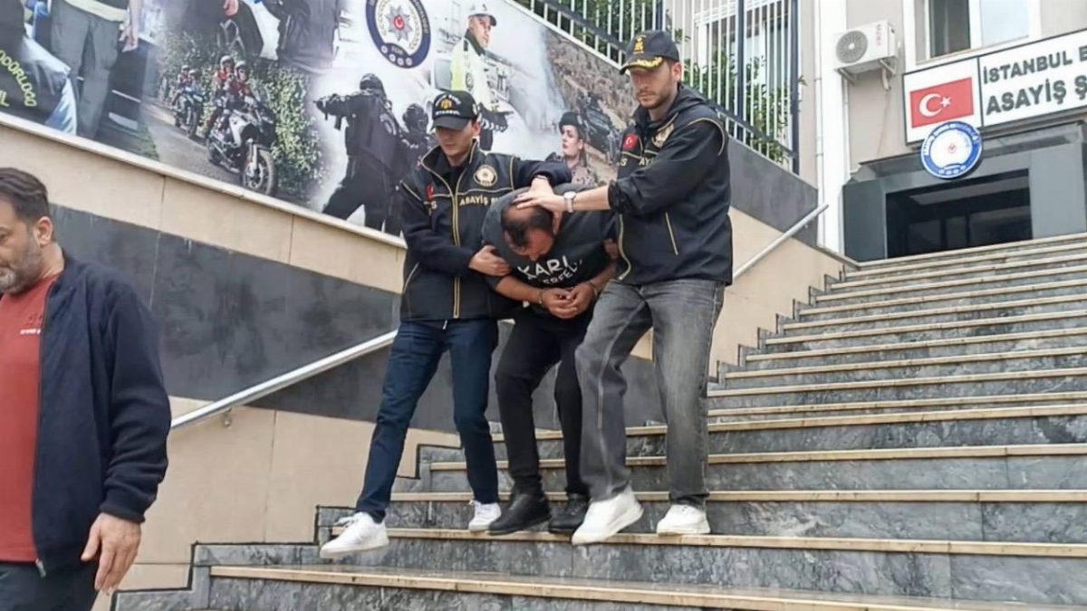 Eyüpsultan Camii'nde namaz sırasında silah sesleri yükseldi