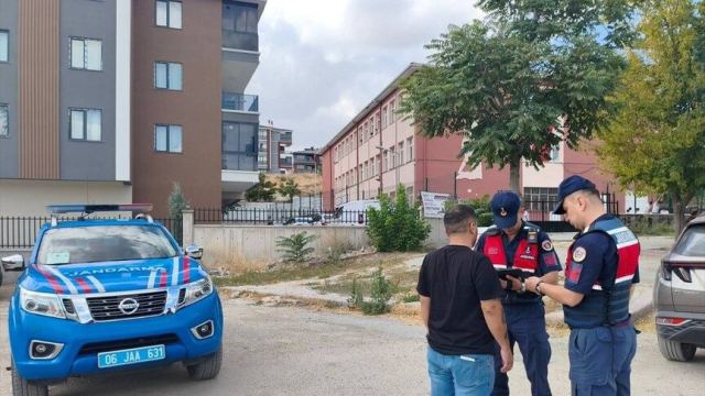 Ankara'da Jandarma, Okul Çevrelerinde Denetimlerini Sürdürüyor