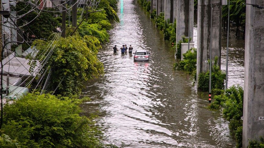 Bangkok'ta Sel Nedeniyle 3 Bin Kişi Tahliye Edildi
