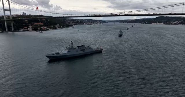 İstanbul Boğazı'nda Deniz Zaferi Geçit Töreni Düzenlendi
