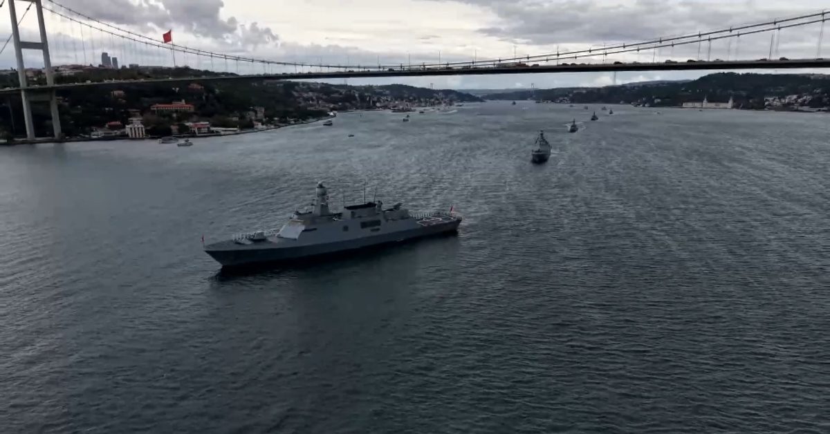 İstanbul Boğazı'nda Deniz Zaferi Geçit Töreni Düzenlendi