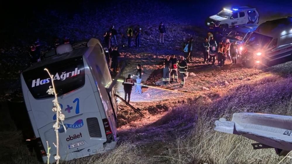 Amasya'da yolcu otobüsü şarampole uçtu, 24 kişi yaralandı