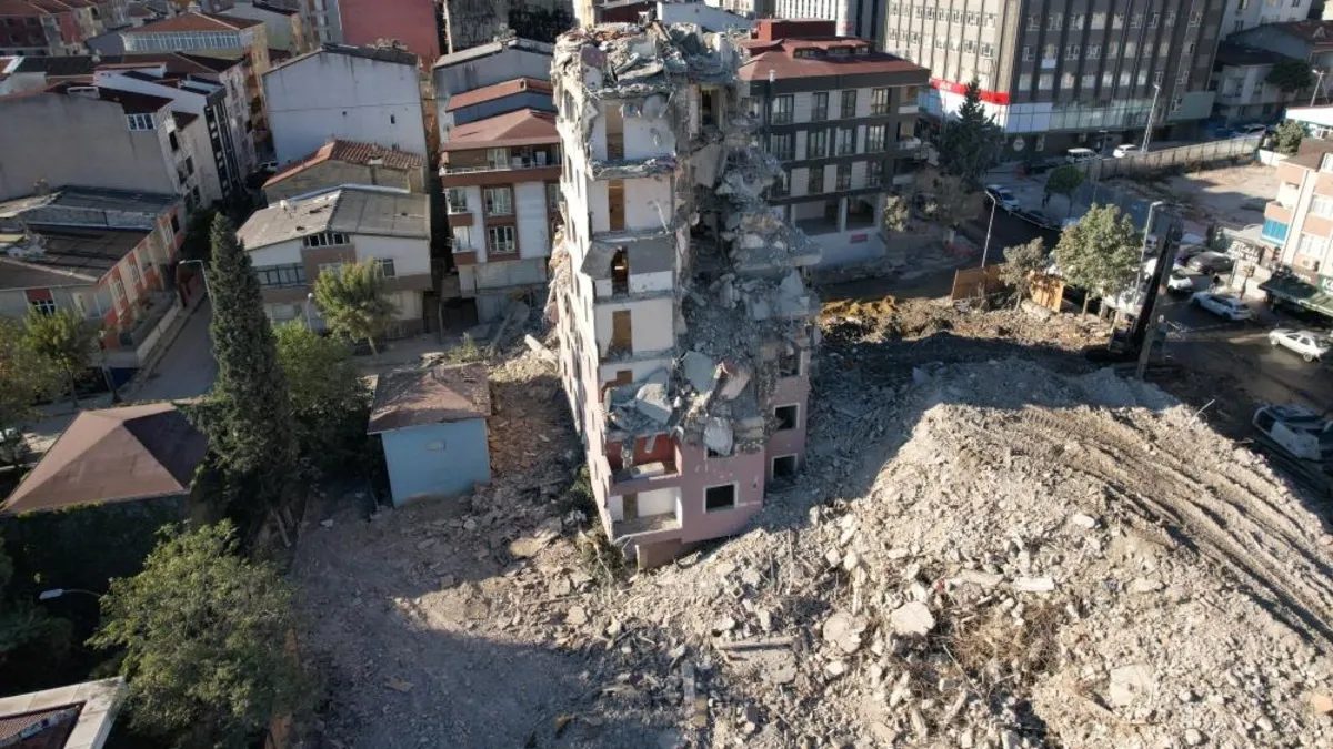Küçükçekmece'de Yıkılan Bina Havadan Görüntülendi