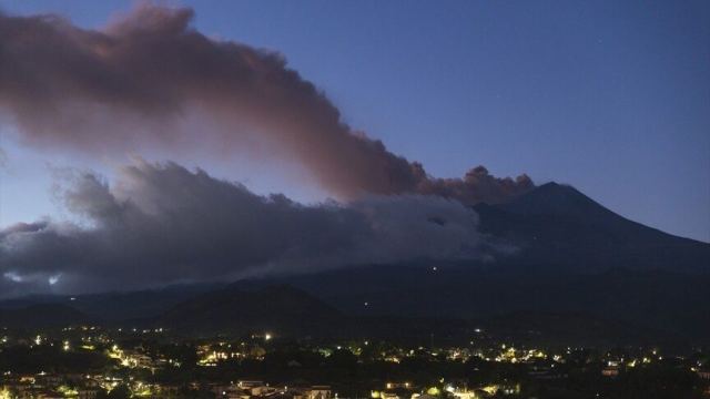 Etna Yanardağı'nın kül püskürtmesi Katanya Havalimanı'nda uçuşları durdurdu