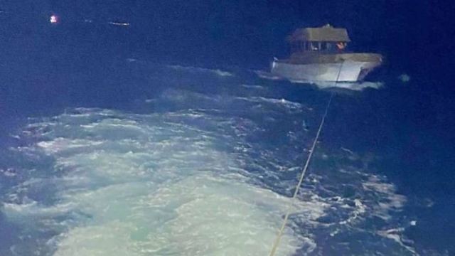 Çanakkale Boğazı'nda sürüklenen tekne kurtarıldı