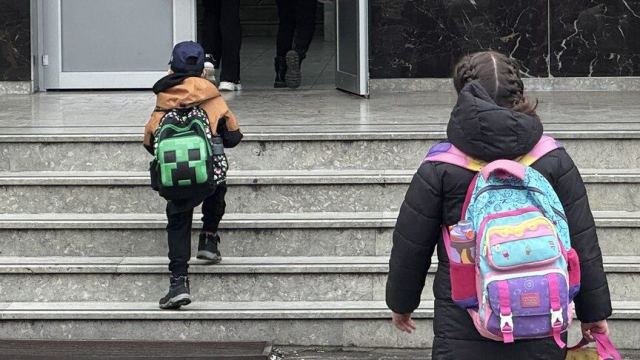 Ağır okul çantaları çocuklarda duruş bozukluğu yaratabilir