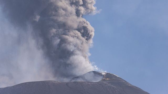 İtalya'da Etna Yanardağı'nın Kül Püskürtmesi Hava Ulaşımını Etkiledi