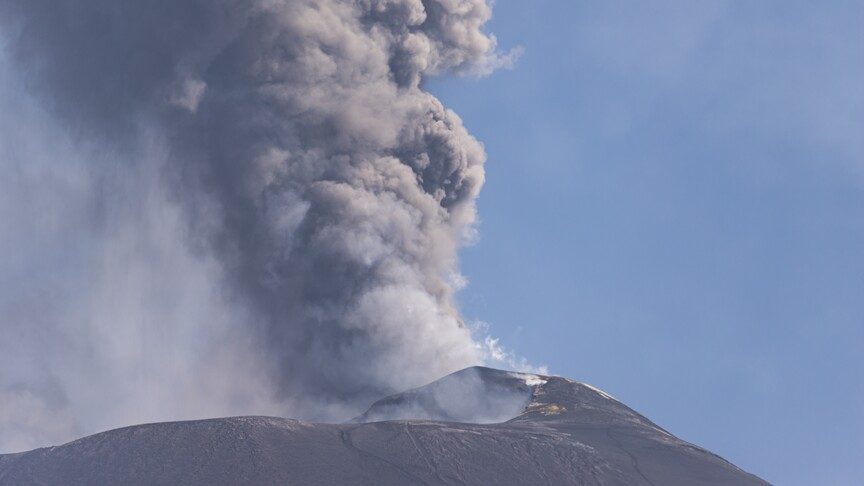 İtalya'da Etna Yanardağı'nın Kül Püskürtmesi Hava Ulaşımını Etkiledi