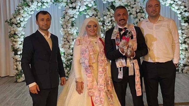 Düğünde Damada Av Köpeği Yavrusu Hediye Edildi