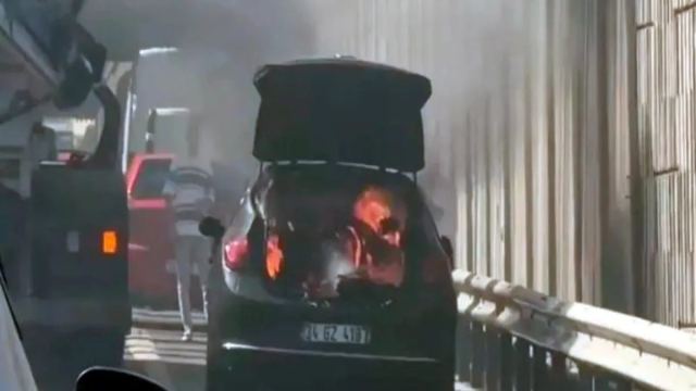 TEM Otoyolu'nda Seyir Halindeki Otomobil Yandı, Mikserle Müdahale Edildi