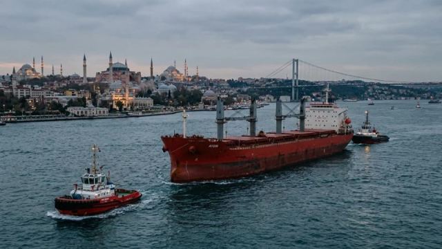 İstanbul Boğazı'nda arızalanan kuru yük gemisi kurtarıldı