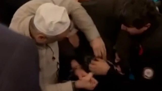 Eyüpsultan Camisi'nde silah sesleri paniği: İki kişi gözaltına alındı