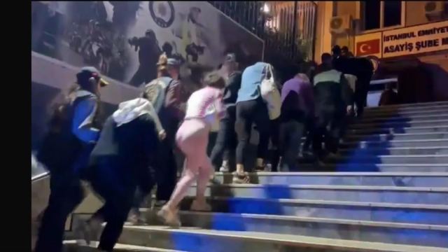 İstanbul Polisi Beyoğlu'nda gece boyunca asayiş denetimi yaptı