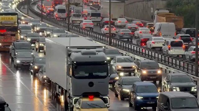 İstanbul'da yağmur nedeniyle trafik yoğunluğu yüzde 74'e ulaştı