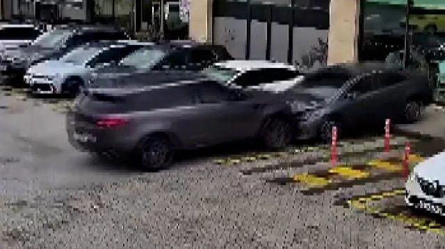 Çekmeköy'de sürücü fren yerine gaza basınca kafe hasar gördü