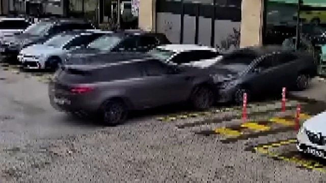 Çekmeköy'de sürücü fren yerine gaza basınca kafe hasar gördü