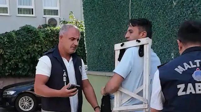 Maltepe'de Zabıta, Okul Önünde Bıçak Satan Seyyar Satıcıya Müdahale Etti