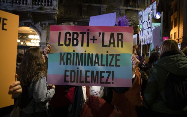 İzmir'de LGBTİ+ Operasyonunda 16 Kişi Tutuklandı