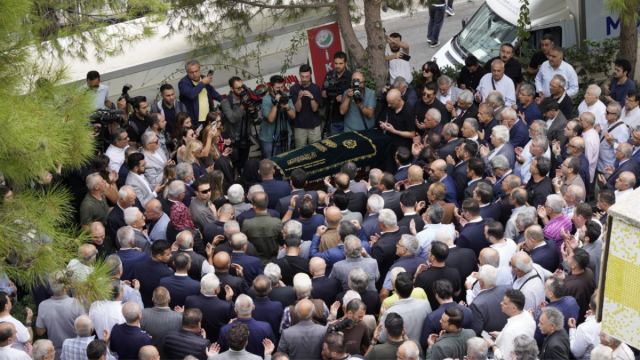 Burhan Özfatura İzmir'de son yolculuğuna uğurlandı