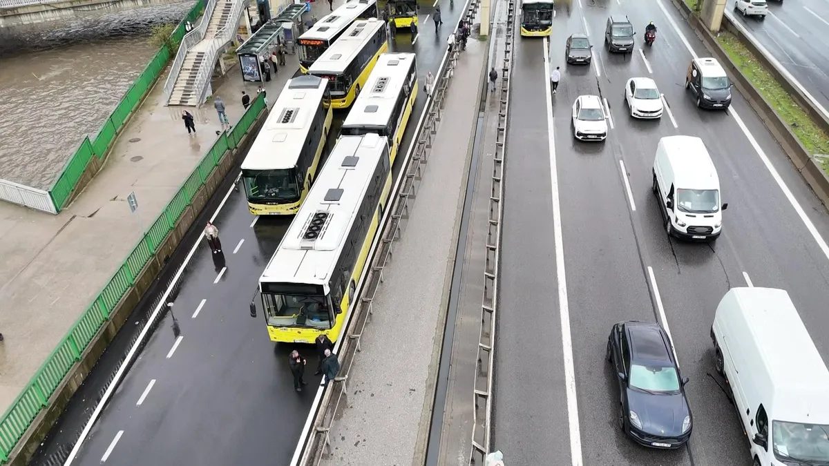 Kadıköy'de İETT Otobüsü Trafiği Felç Etti