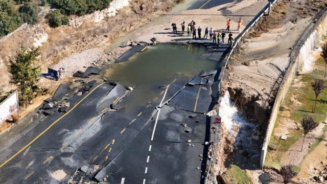 Başakşehir'de Ana İsale Hattı Patladı, Caddeyi Su Bastı