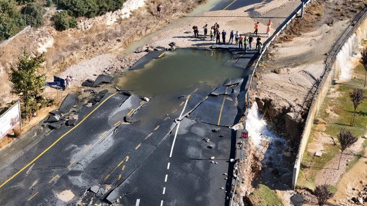 Başakşehir'de Ana İsale Hattı Patladı, Caddeyi Su Bastı