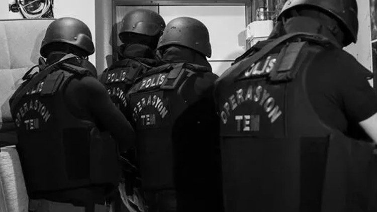İstanbul'da 'sokak hakkı' çetesine operasyon: 18 gözaltı