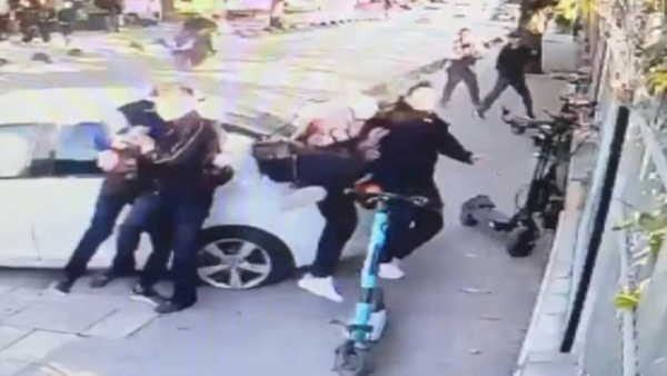 Üsküdar’da otomobil yayalara çarptı, sürücü gözaltına alındı