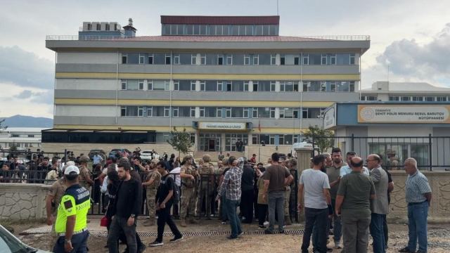 Çardak'ta Öğretmen Amcasını Okul Bahçesinde Vurdu