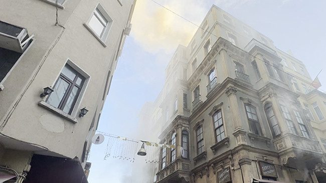 Beyoğlu’nda 6 Katlı İş Yerinde Yangın Kontrol Altına Alındı