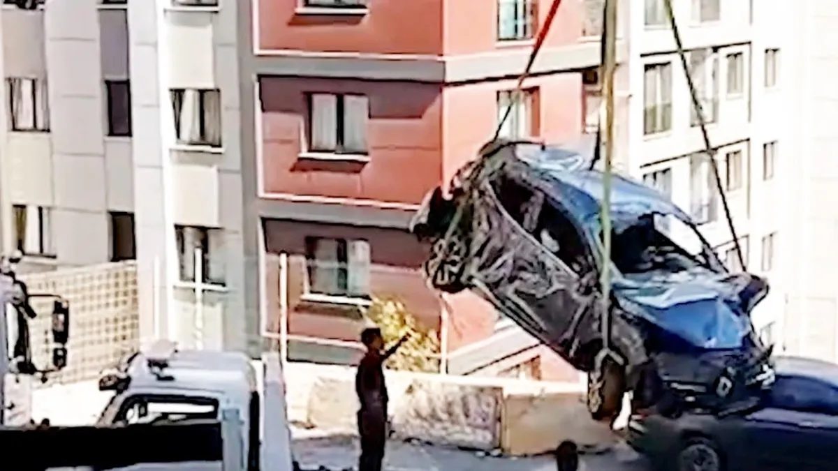 Eyüpsultan'da Alkollü Sürücü Aracıyla Binaya Çarptı