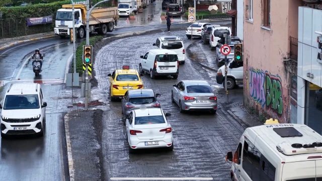 Eyüpsultan'da İSKİ altyapı çalışmaları sürücüleri zorluyor