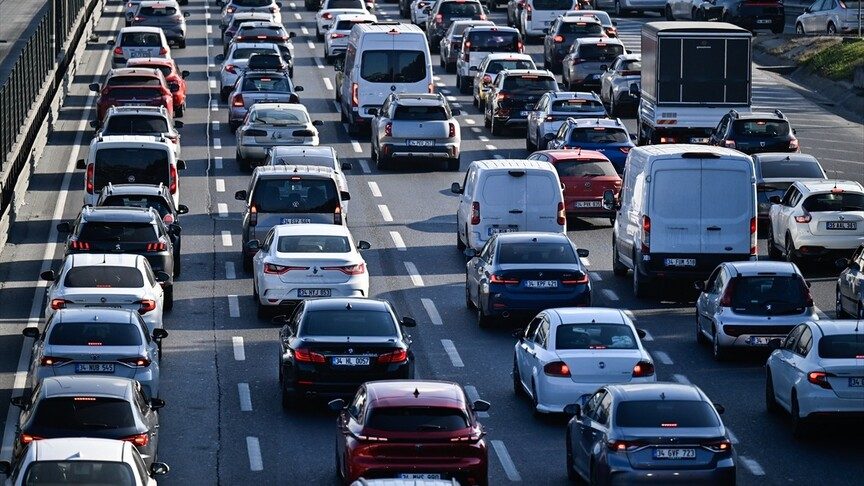 İstanbul'da Trafik Yoğunluğu Hafta Başında Artış Gösteriyor
