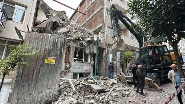 Beşiktaş'ta yıkım sırasında bina çöktü, tahliye yapıldı