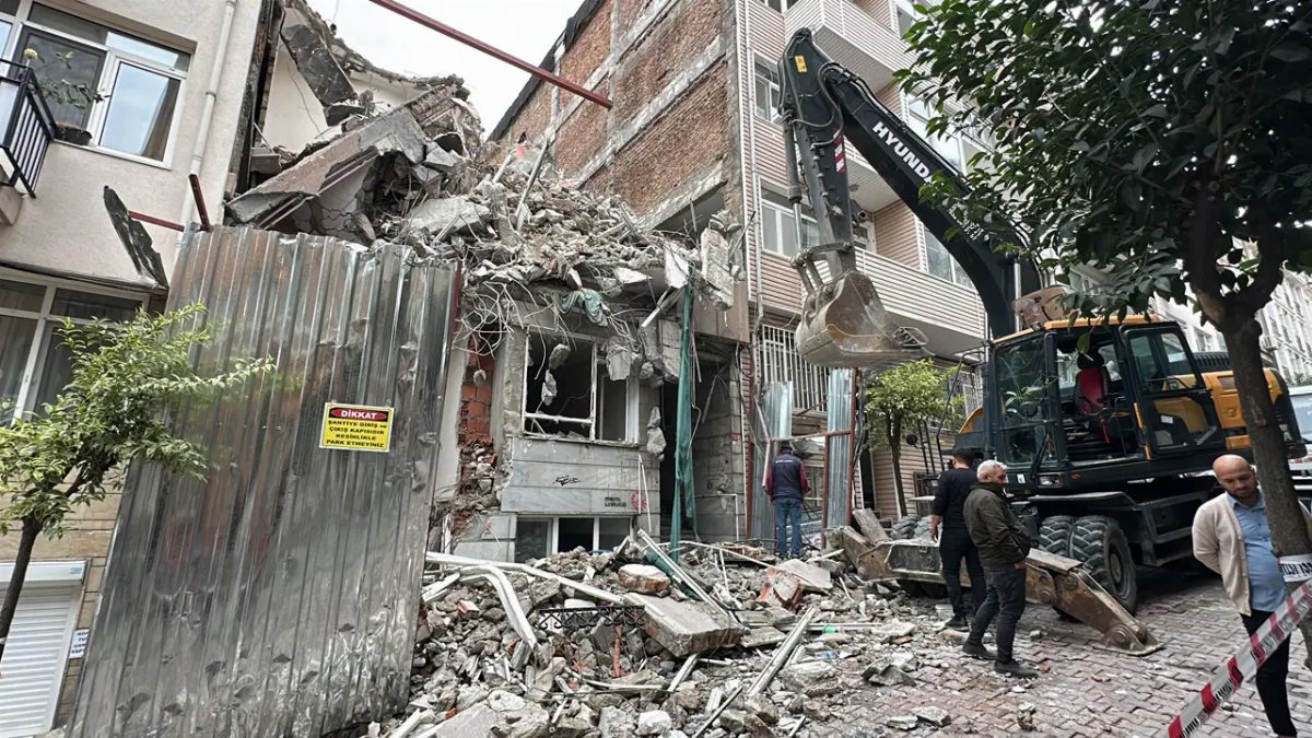 Beşiktaş'ta yıkım sırasında bina çöktü, tahliye yapıldı
